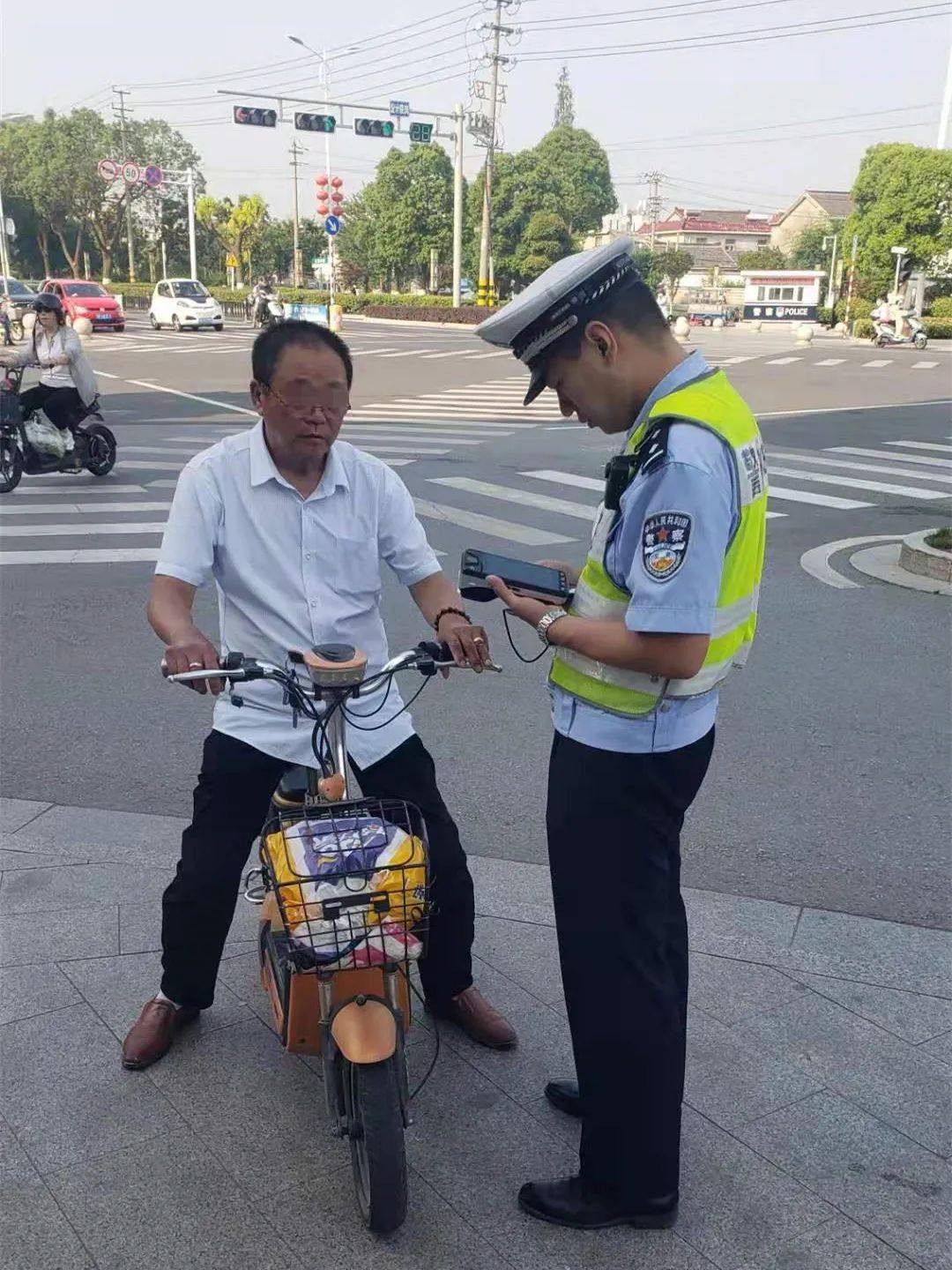 违法行为分别处以相应的罚款,现场交警加以劝导并普及交通安全知识