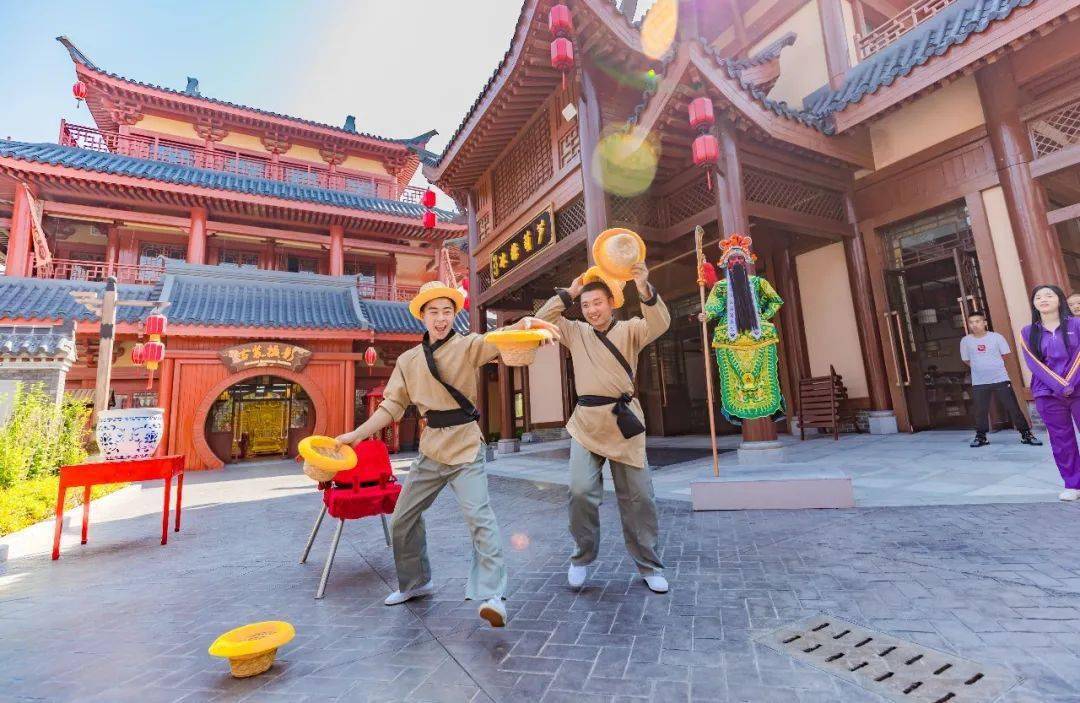 卖艺的艺人武艺高超的英雄好汉们让你身临其境地感受热闹的古代市井