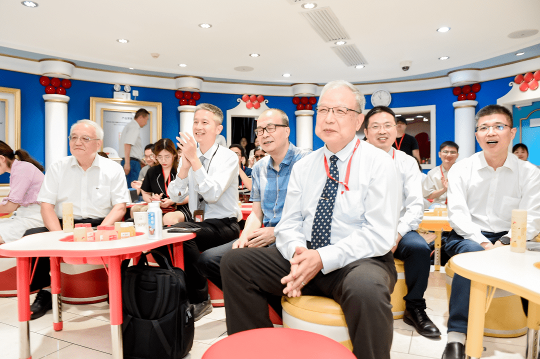 味全20岁生日快乐快来康康谁是全全的小饱杯呢