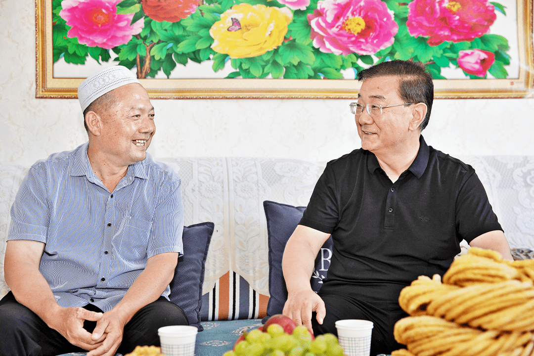 何永慧说,长期以来,老干部离岗不离党,退休不退志,积极主动地关心支持