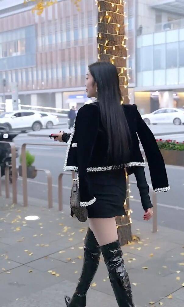 黑色|冬天里的短裙配长靴美女，她才是街景中的主角