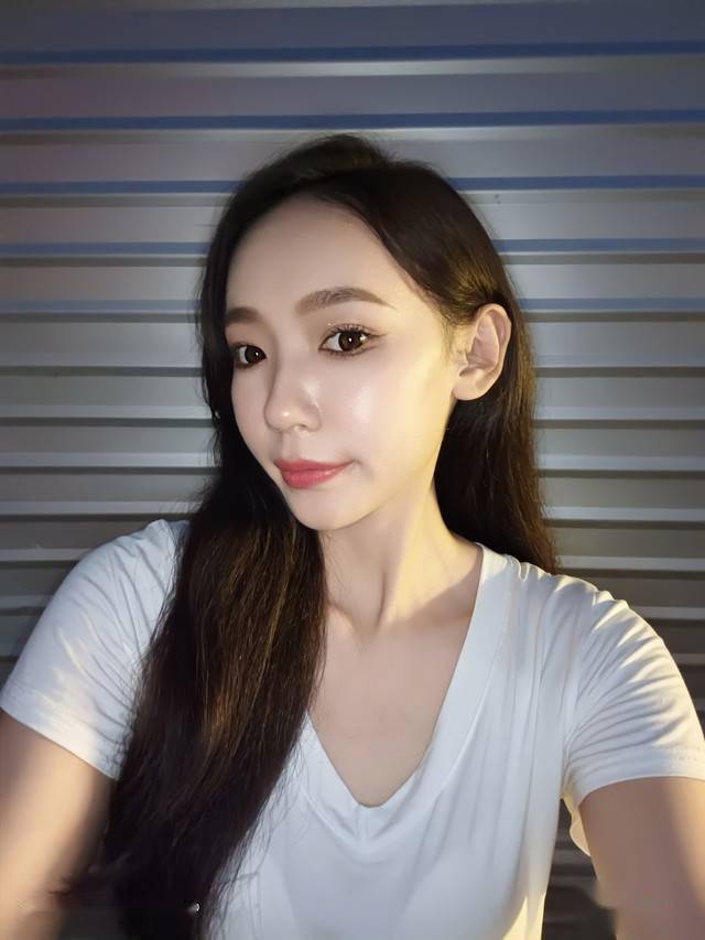 漂亮小姐姐自拍不再蚌埠住了ta究竟做了啥