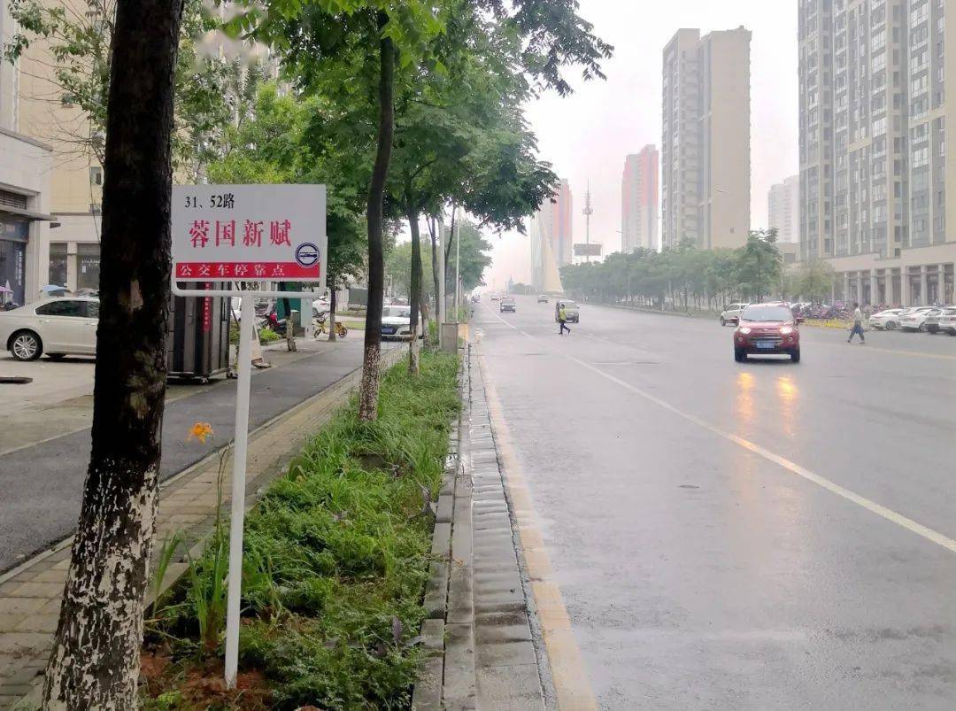 区域居民出行乘坐公交车不便,希望公交公司能在此处增设公交停靠点