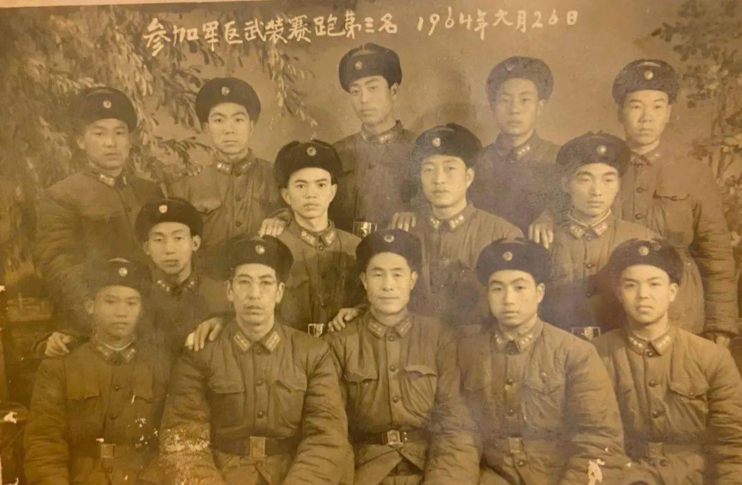 看着训练时晕倒的队友,王安福主动提出,自己家是农村