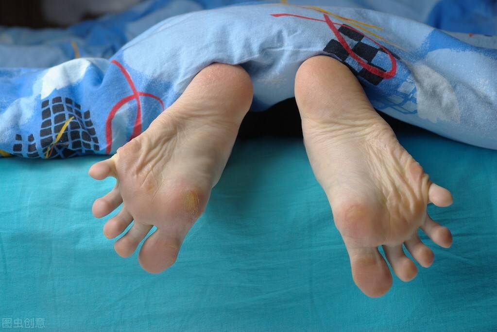 脚部出现三个症状,可能是肝脏有问题_脚底
