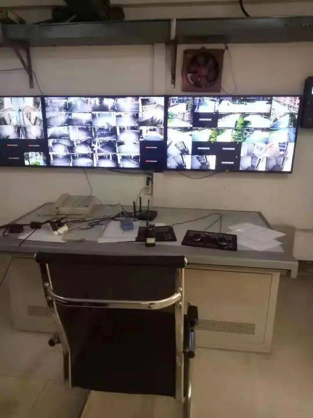 经现场核实后,大队消防监督员发现该小区消防控制室无人值班并上锁