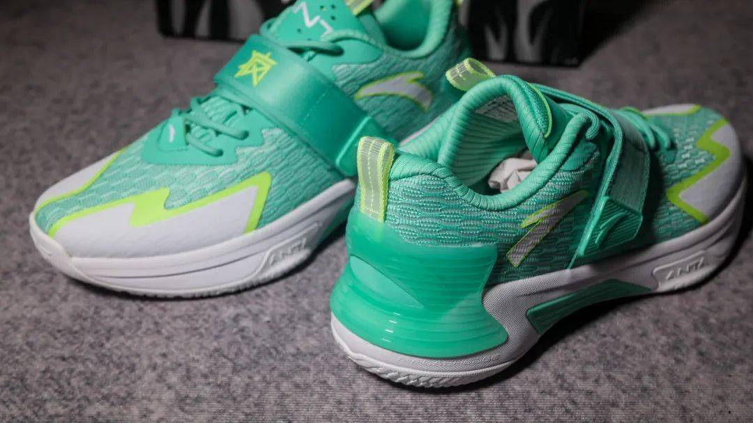 侃鞋丨不输狂潮3的安踏支线!横扫3能让要疯再疯狂一次吗?