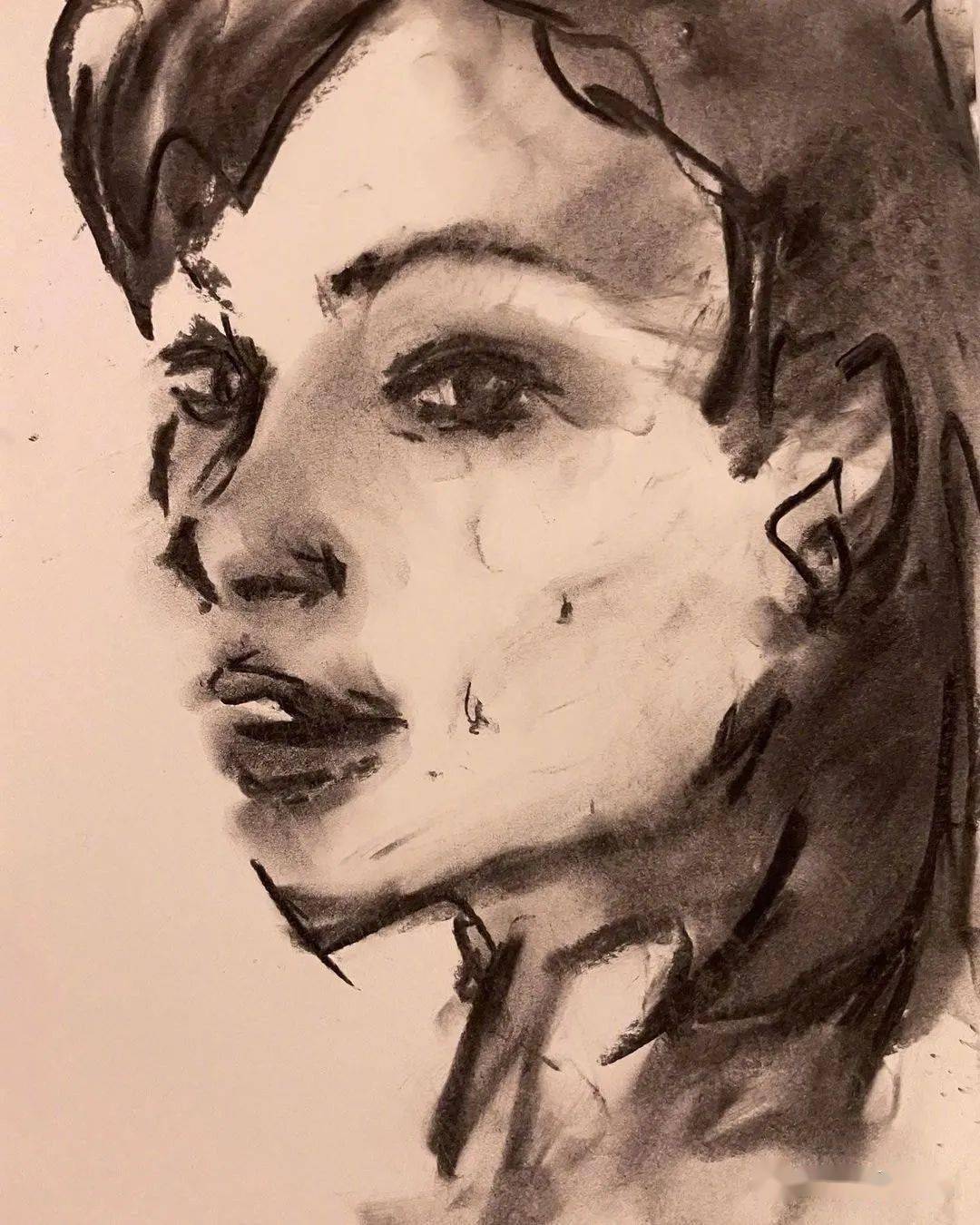 这位女团爱豆用木炭画的画是完美女孩没错了