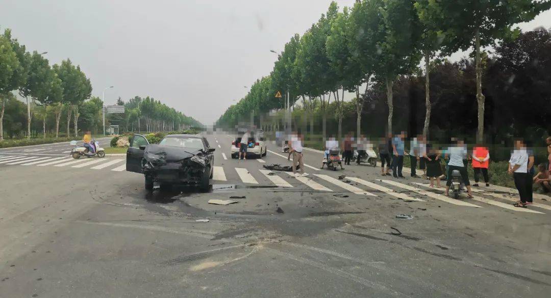 邓州突发车祸,车头碎了一地,多名伤者被送医院
