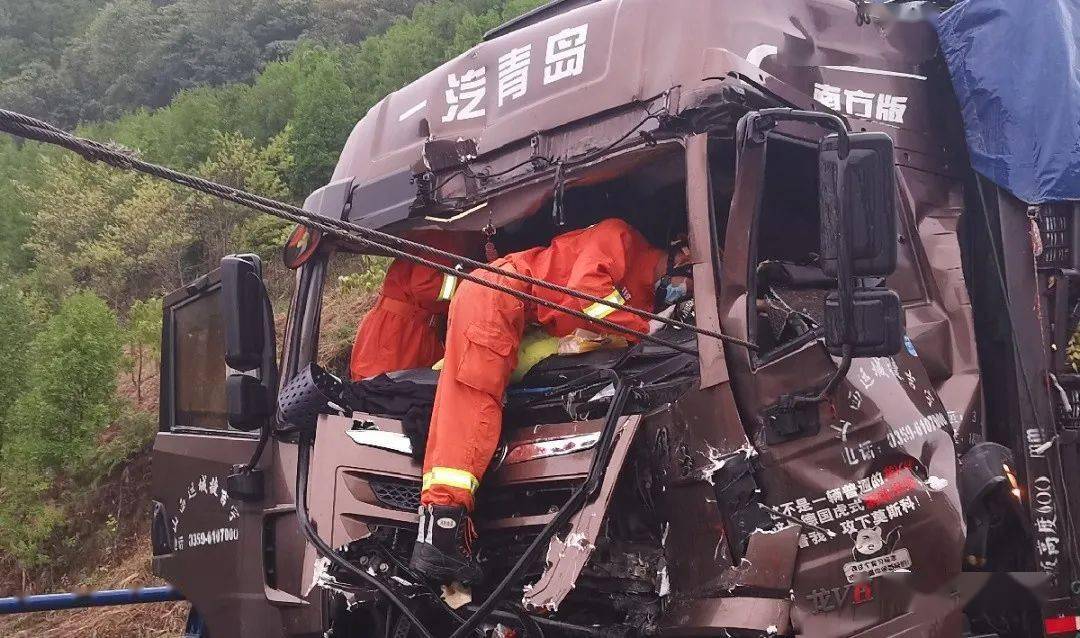 5车连环相撞广昆高速发生一起车祸