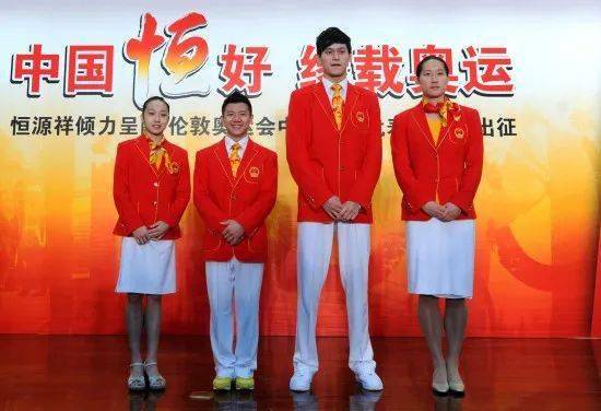 网友|东京奥运会中国队“入场服”终于不是番茄炒蛋了！网友：像酒店迎宾服