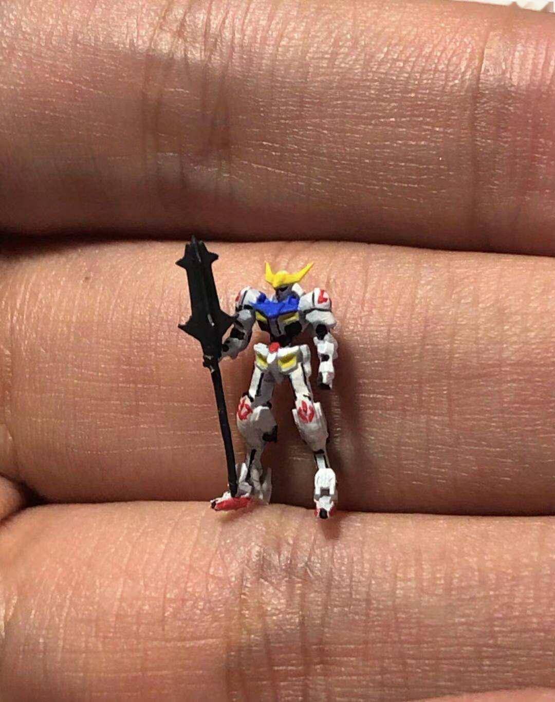 手指肚大小的mini巴巴托斯高达模型