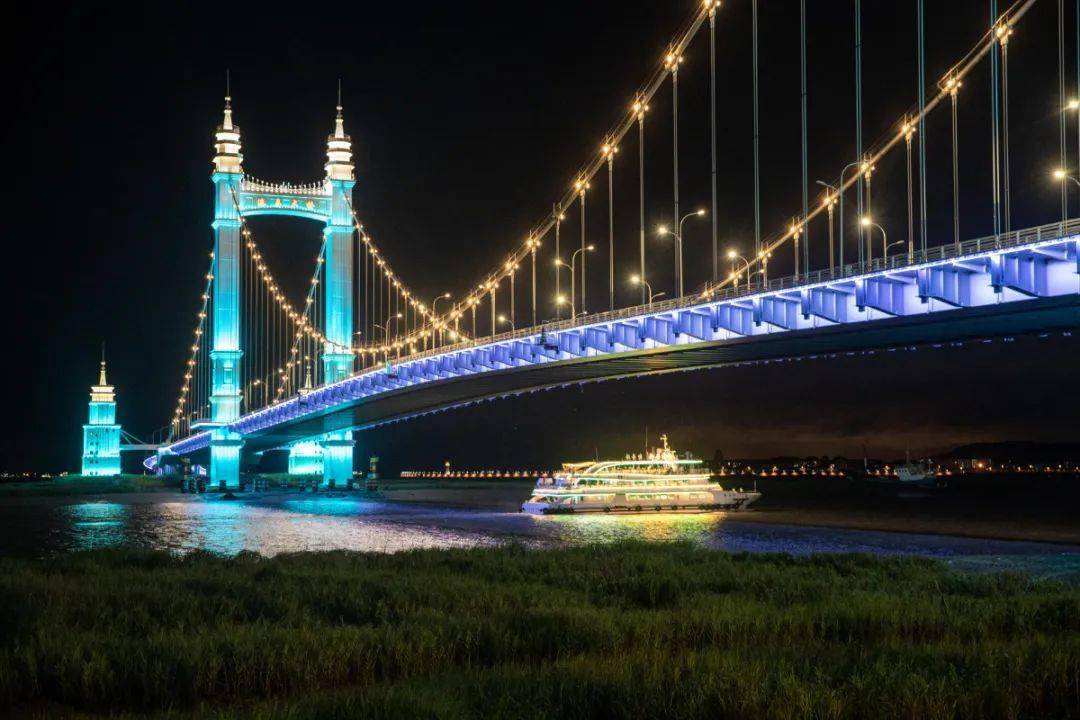 陈先生为了一睹港岛大桥的夜色,专门从东港而来,他说,以前下班都去打