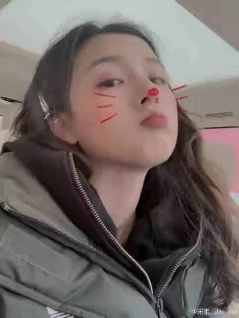 方向|看宋祖儿骑马穿露肚裙是真绝，这会儿知道凸肚子穿露肚装多尴尬了