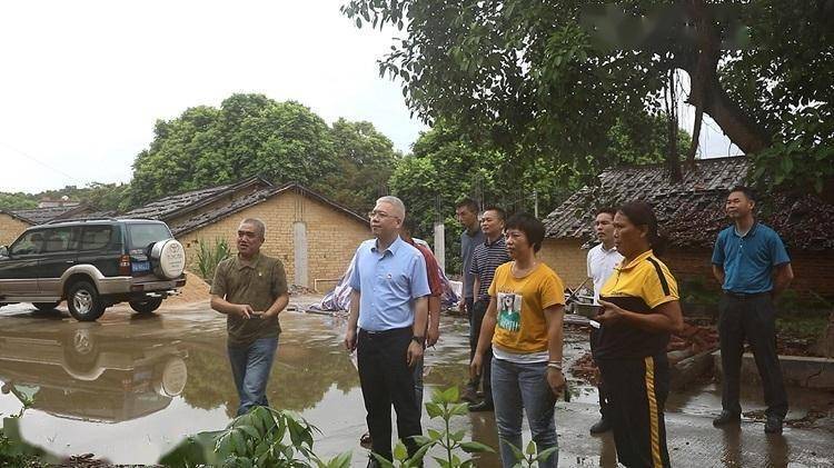 河西街道:覃世宽到河西街道指导台风"查帕卡"的防御工作