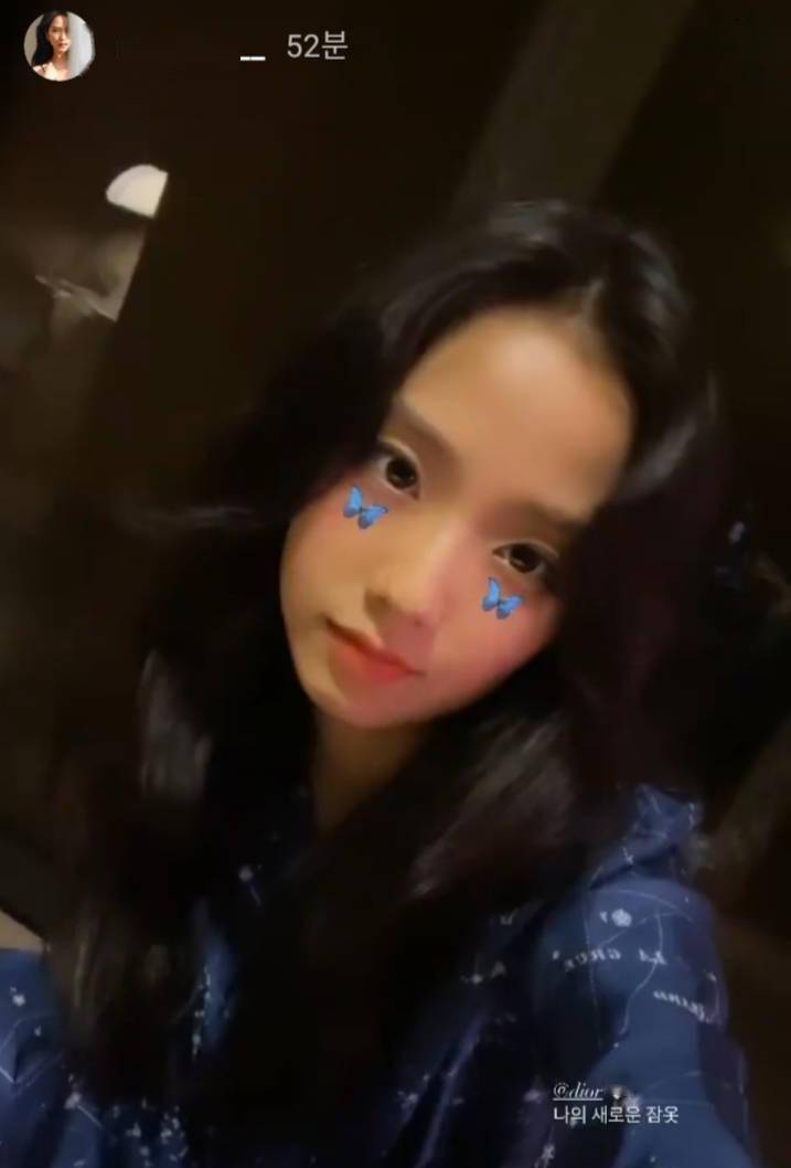 在公开的视频中,智秀身穿睡衣散发出了可爱的魅力,然穿着睡衣的素颜