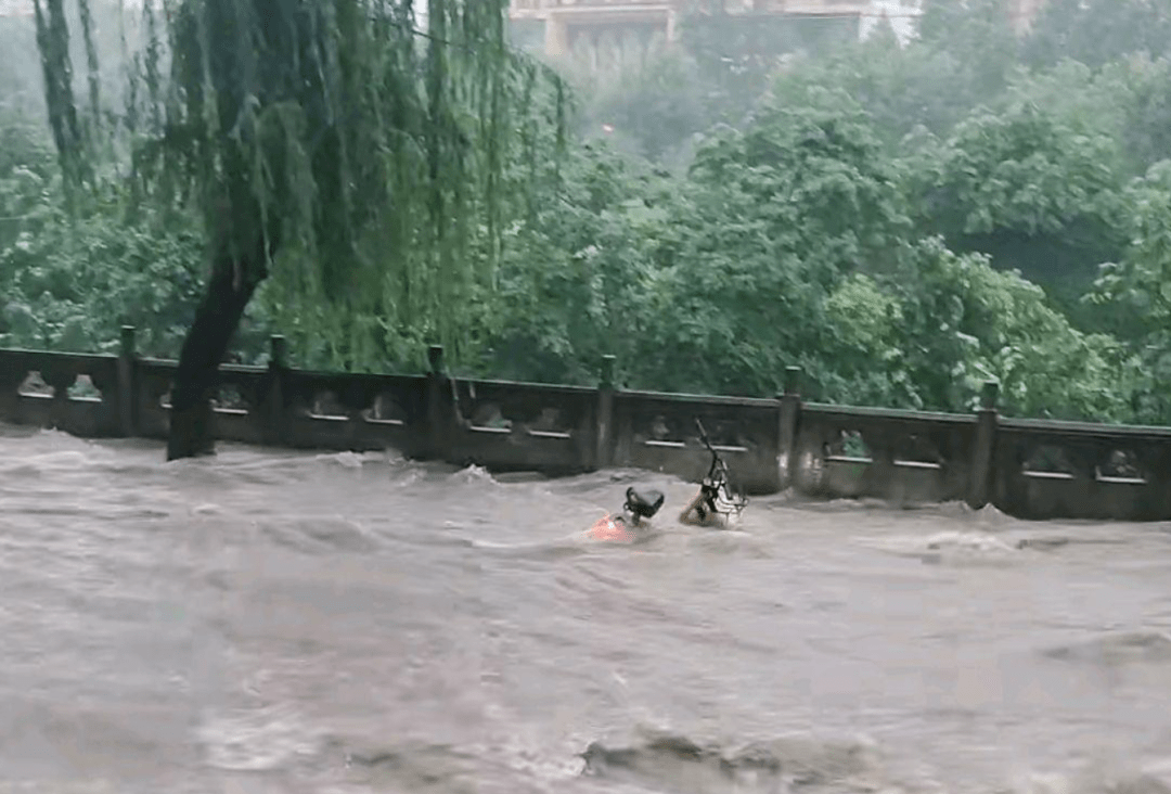河南暴雨中，什么情况应该求救，什么情况自救？丨硬核生存指南_水库