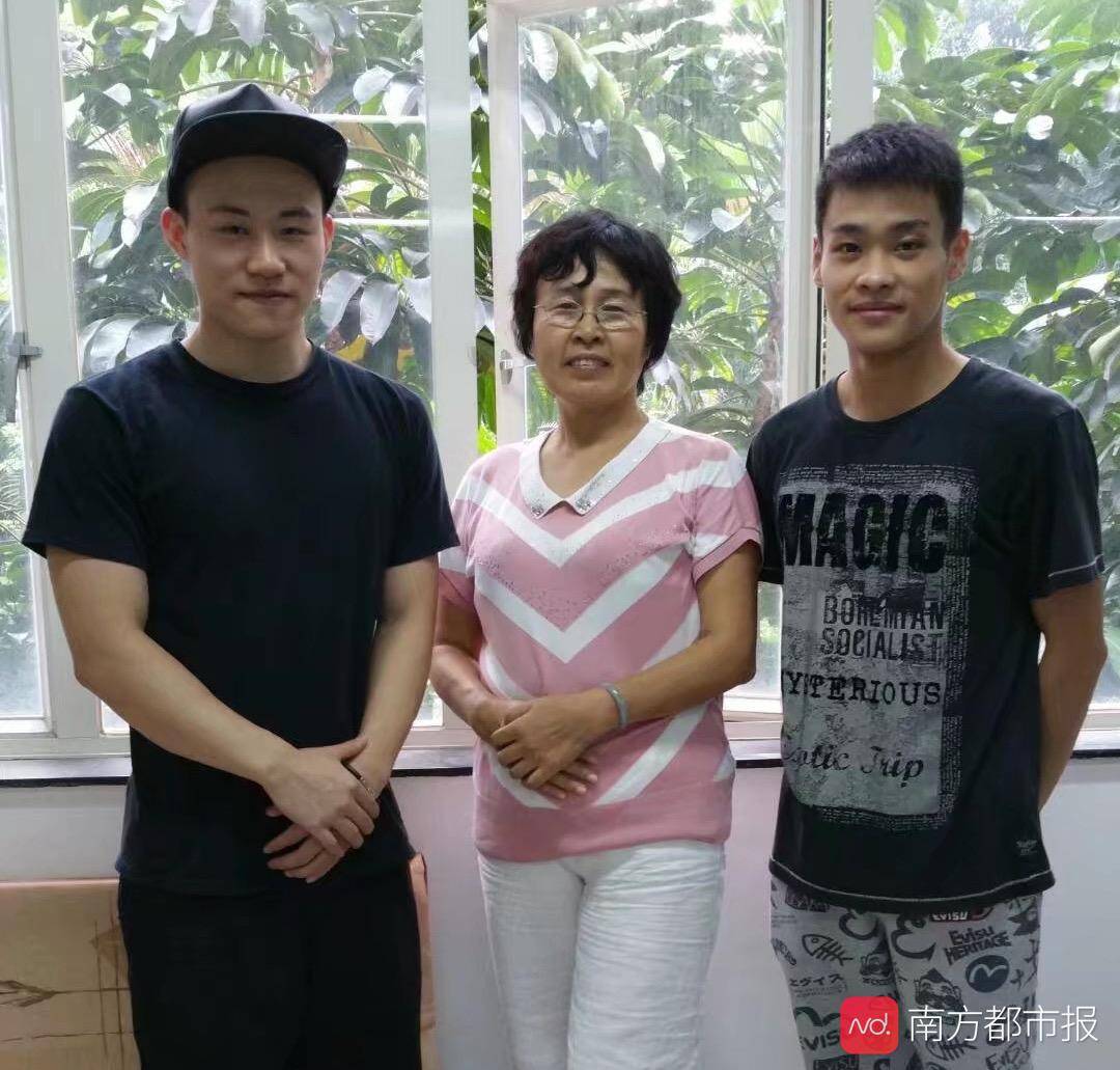 张丽静与学生谢思埸(左),张雁全(右)合影.