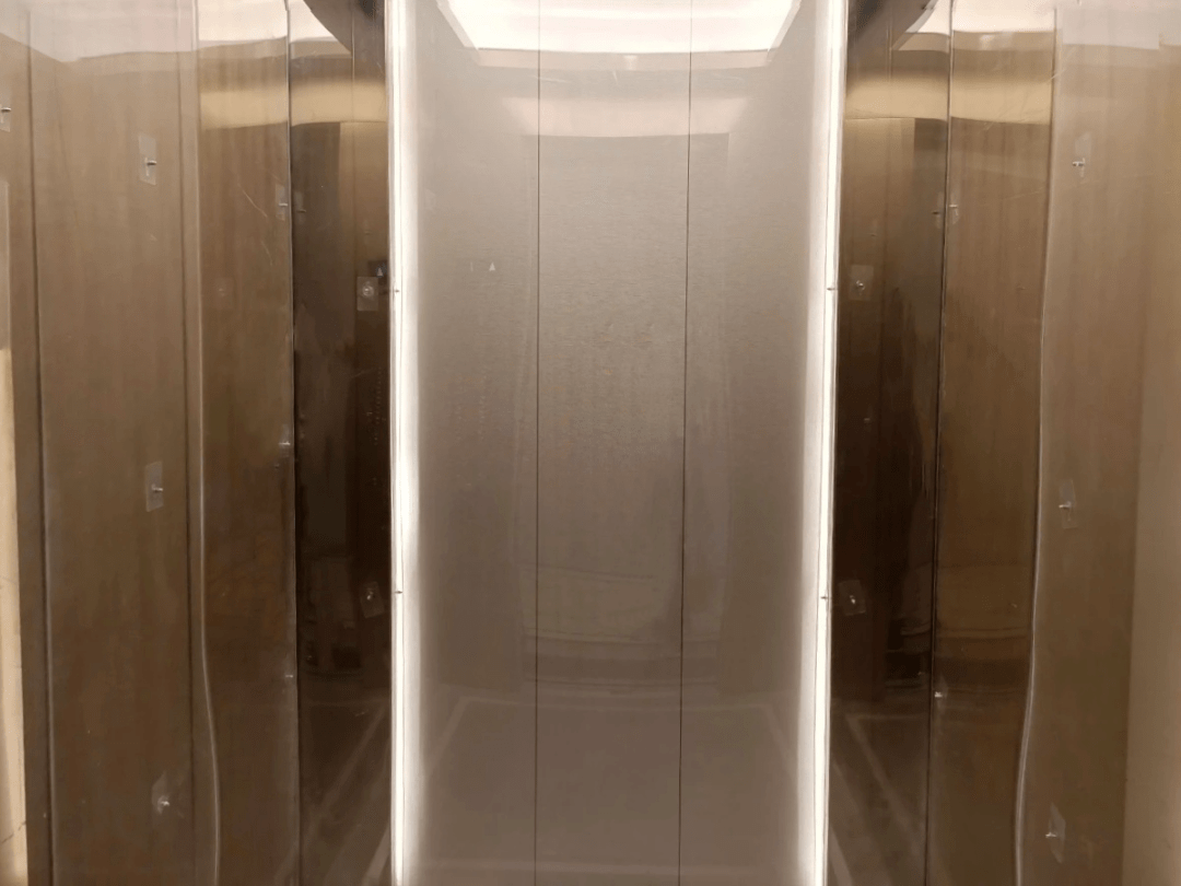 实用和环保性能,采用透明亚克力板作为电梯轿厢用成品保护材料,没有