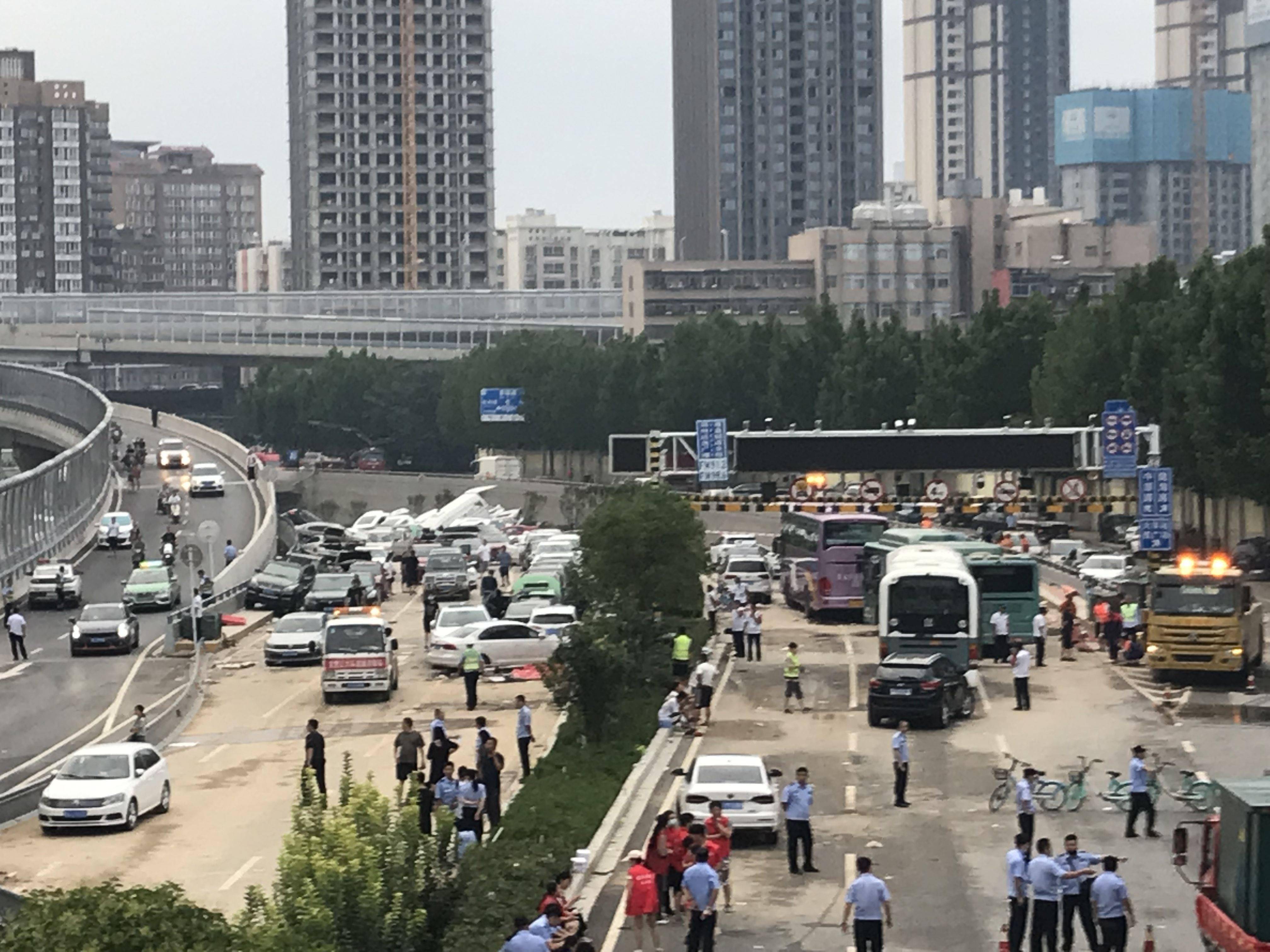 鄭州京廣隧道排水現場：被淹汽車露出水面，數十輛車堆疊在路面 科技 第1張