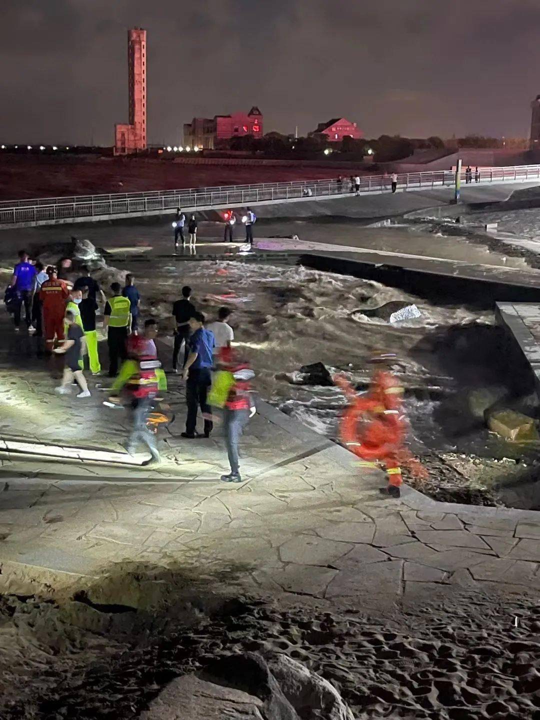 昨晚海盐观海园有小孩不慎掉入海中,凌晨一点噩耗传来.