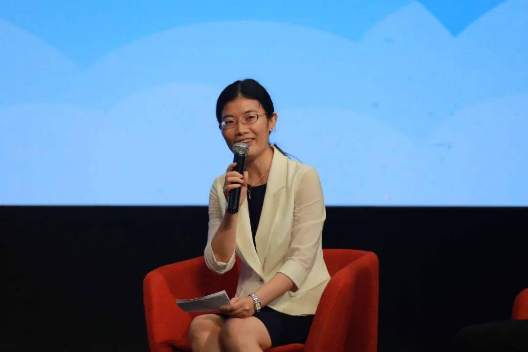 在两轮研讨中,数学支部书记章红老师,政治部支部书记李凤英老师,物理