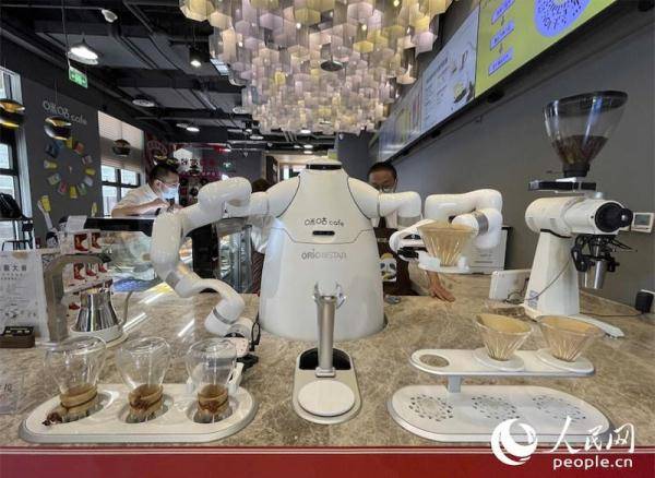 徒弟|服务机器人商用成现实 90后小伙教“徒弟”冲咖啡