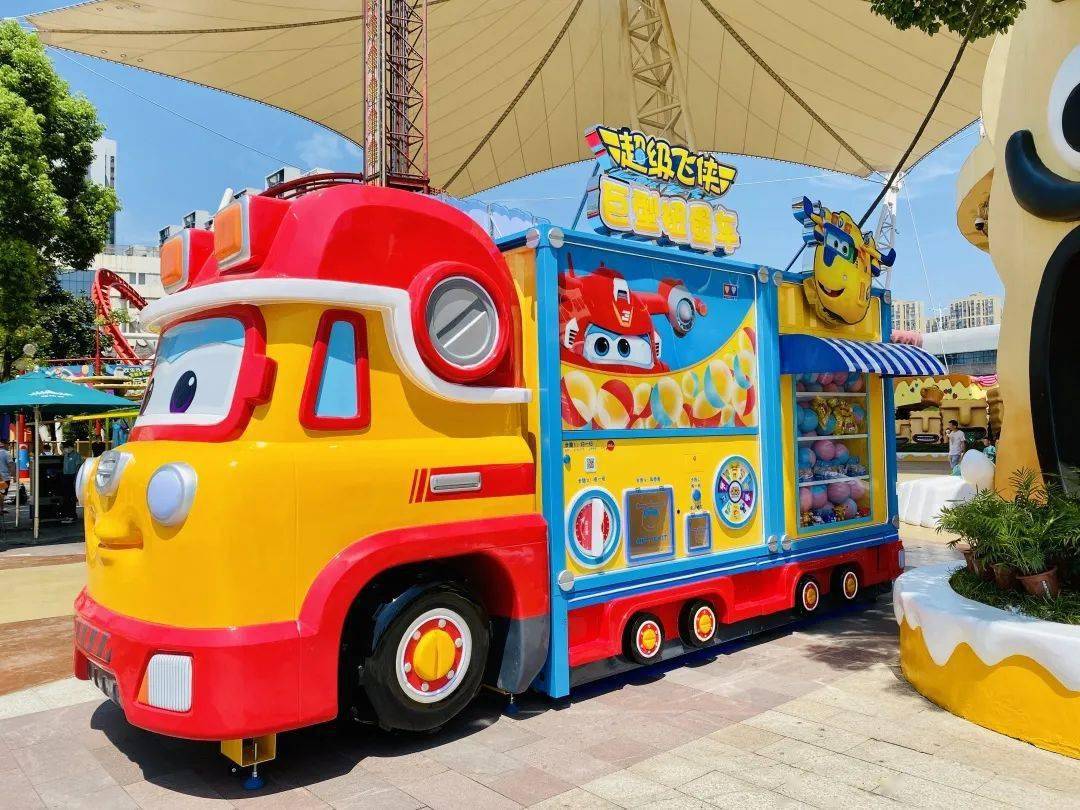 由于扭蛋车体型较大,需要大型货车进园,工程部提前在地上铺上了油布