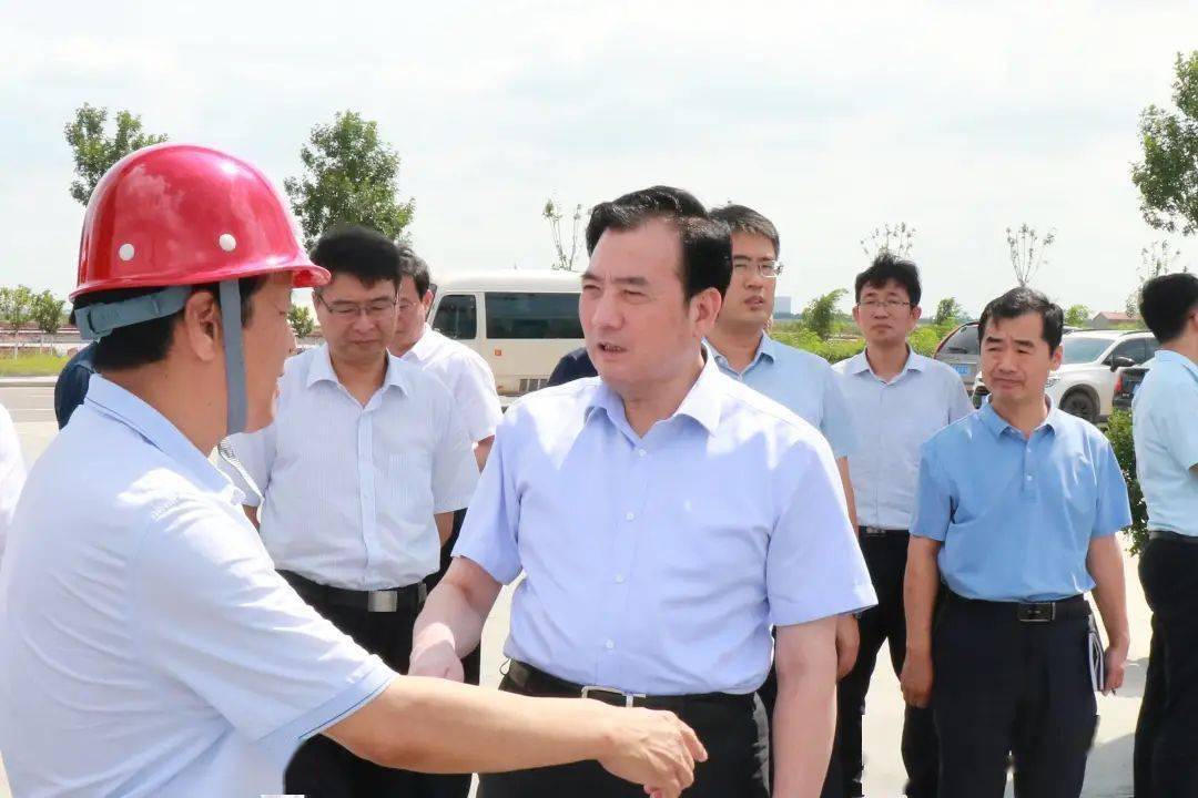 在海洋科技大学园,张恒道先后查看了潍坊职业学院新校区,山东化工职业