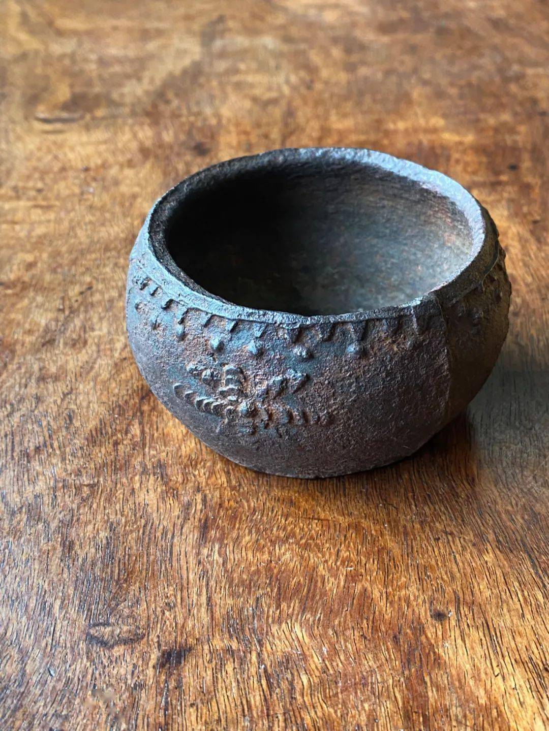 4克此神韵典雅,简约大气的方老铁佛钵香炉除边沿具经年使用所产生的小