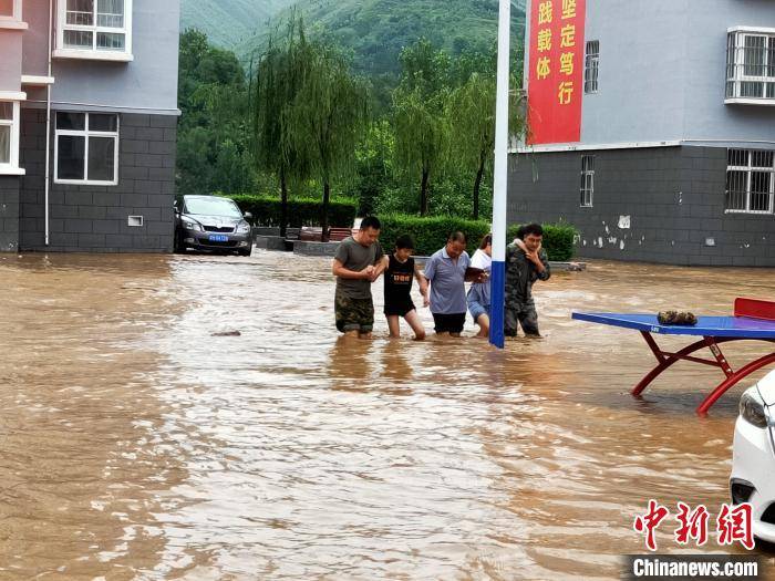 受降雨影响 陕西境内8条河流出现洪峰_泄洪