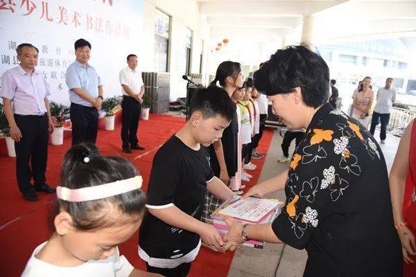 7月22日上午,"百年华彩 快乐成长"全县少儿美术书法作品展在县体育馆