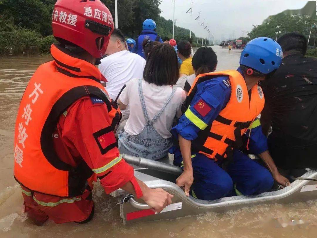 7月21日凌晨1时30分左右,日照方舟救援队7名队员集结出发,星夜驰援
