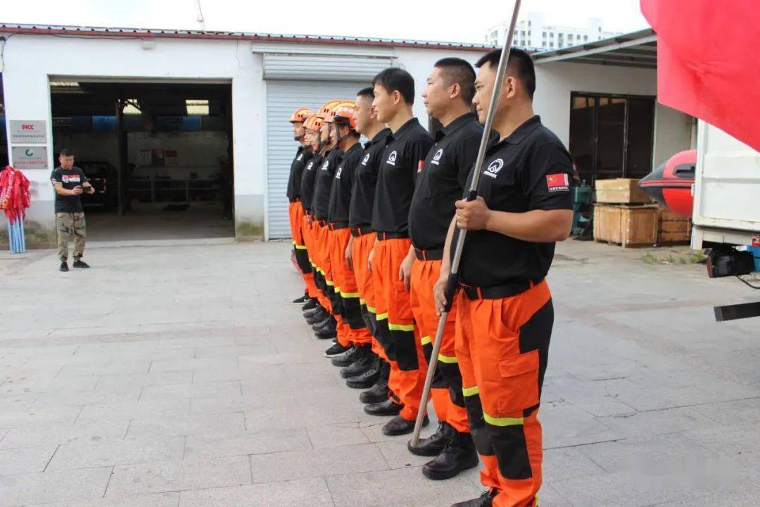 7月22日下午,日照雷锋救援队接到相关通知后,第一时间调集5名具有丰富