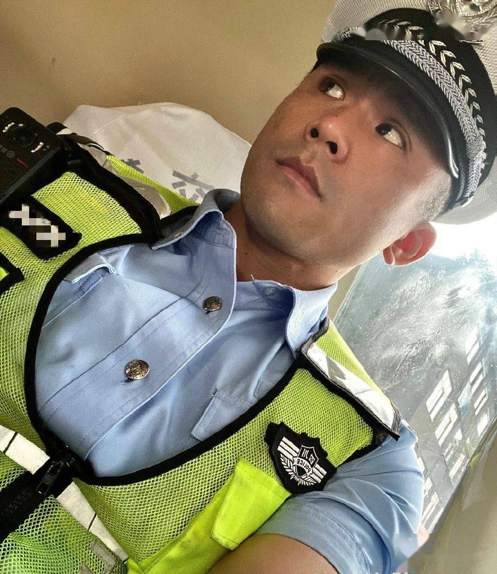 警察制服时他是酷帅阿sir是四川雅安交警队的一名特勤民警这位硬汉名