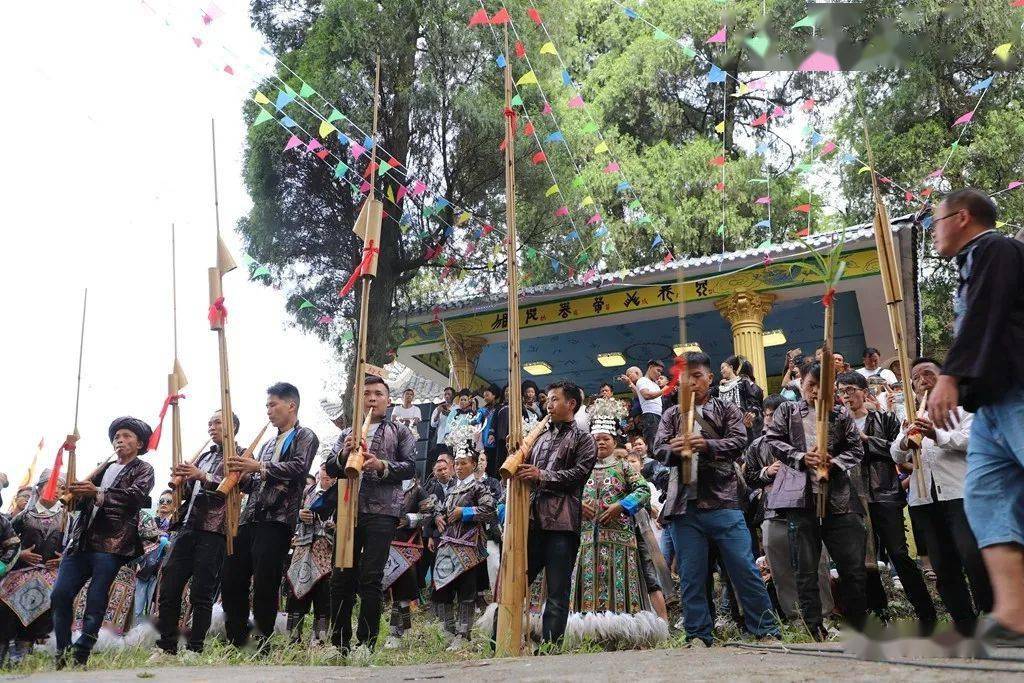 霞",各支分别挑着熟猪肉,糯米饭,米酒,扛着祭旗等祭品,伴着高吭的铜鼓