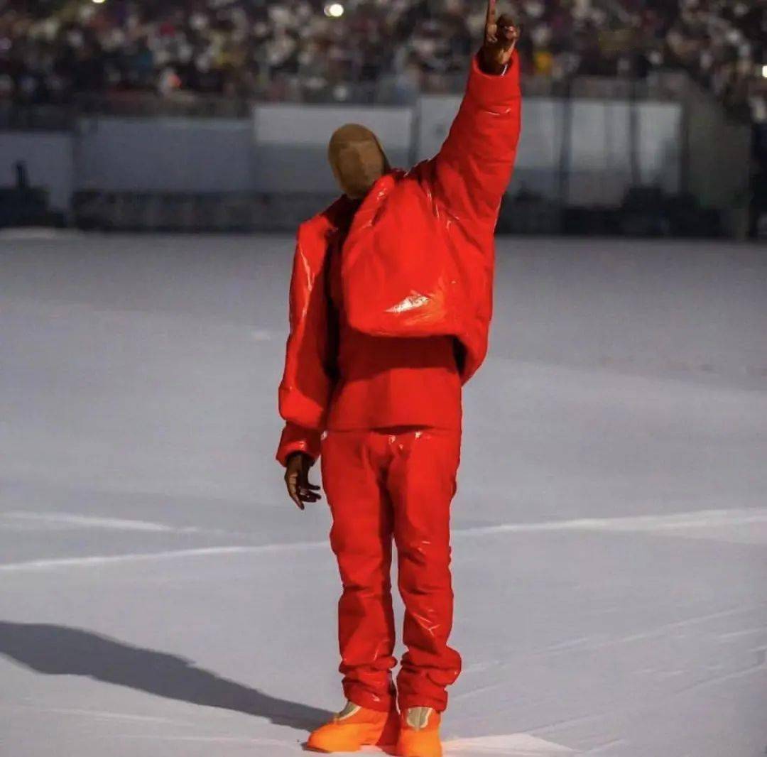 kanyex奔驰联名周边泄露头套丝袜穿yzygap新款开演唱会