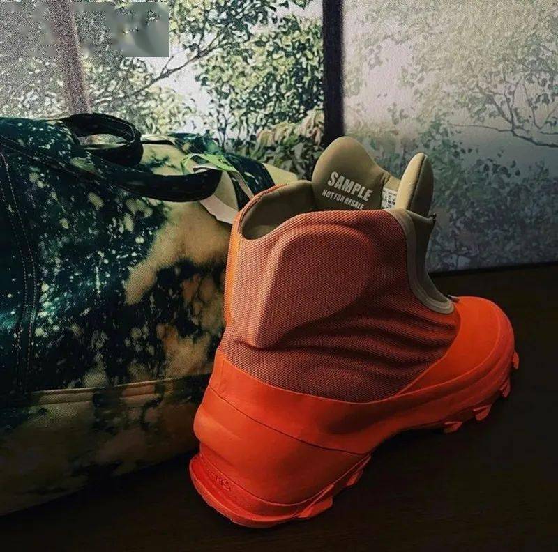 母亲|Kanye 丝袜套头模仿《阿基拉》！Yeezy 新鞋型完整曝光！