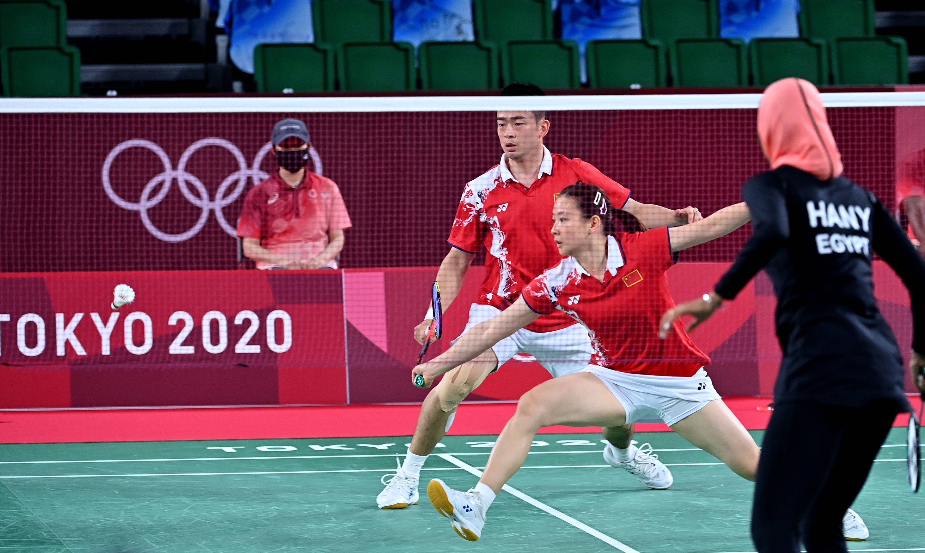 新华社记者 郭晨 摄当日,在东京奥运会羽毛球混双小组赛中,中国组合