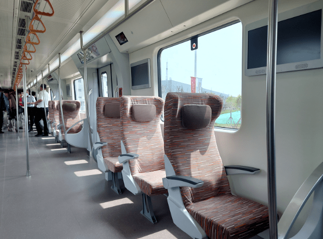 19号线8节车厢中间两节车厢座椅与普通地铁不同,更像高铁列车横排座椅