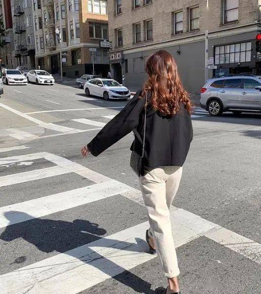 ins@nohkyungim 站着真的不知道摆啥姿势好,那就试试 假装在走路的