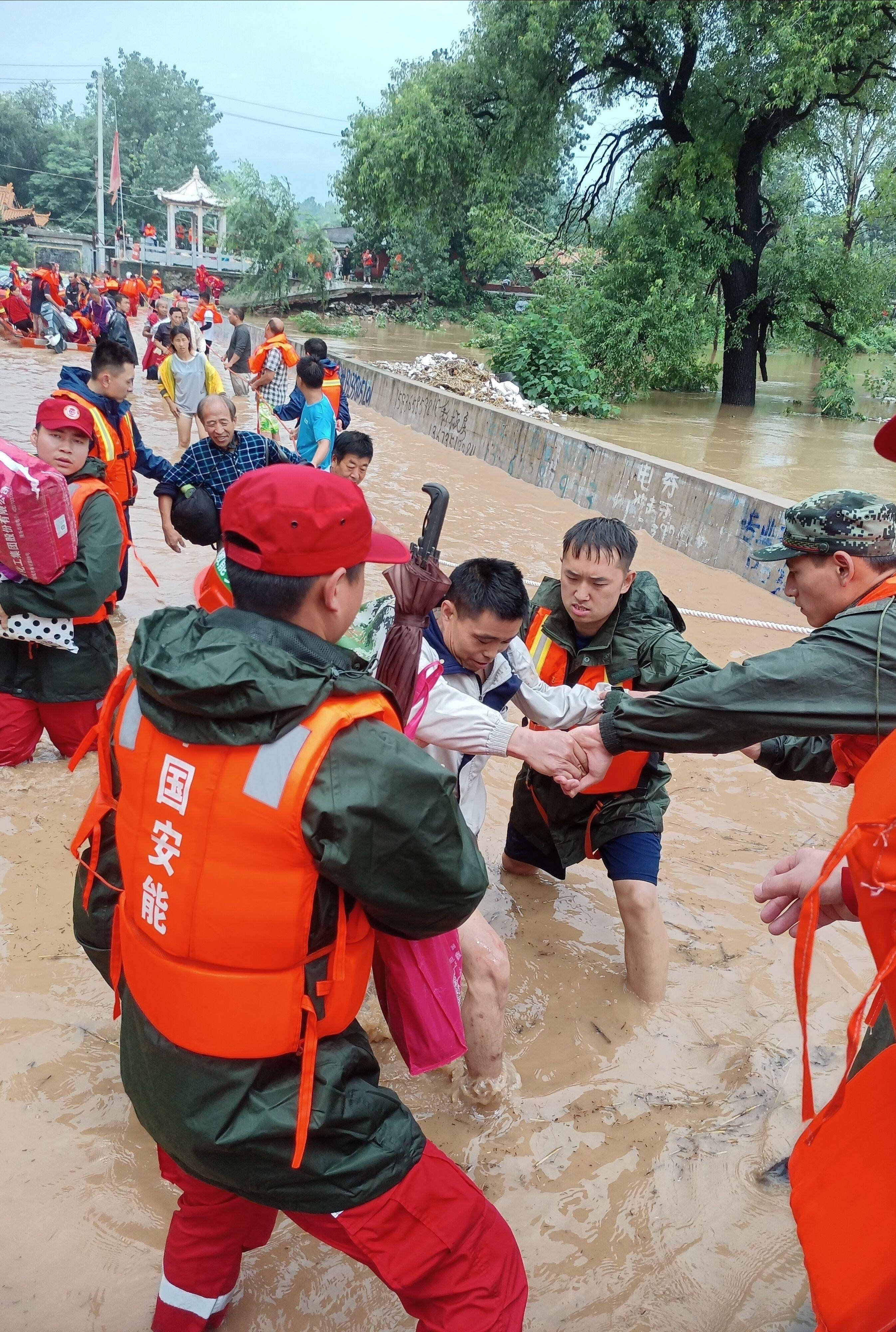 中国安能救援队奔赴河南新乡市,1400余名被困群众转移