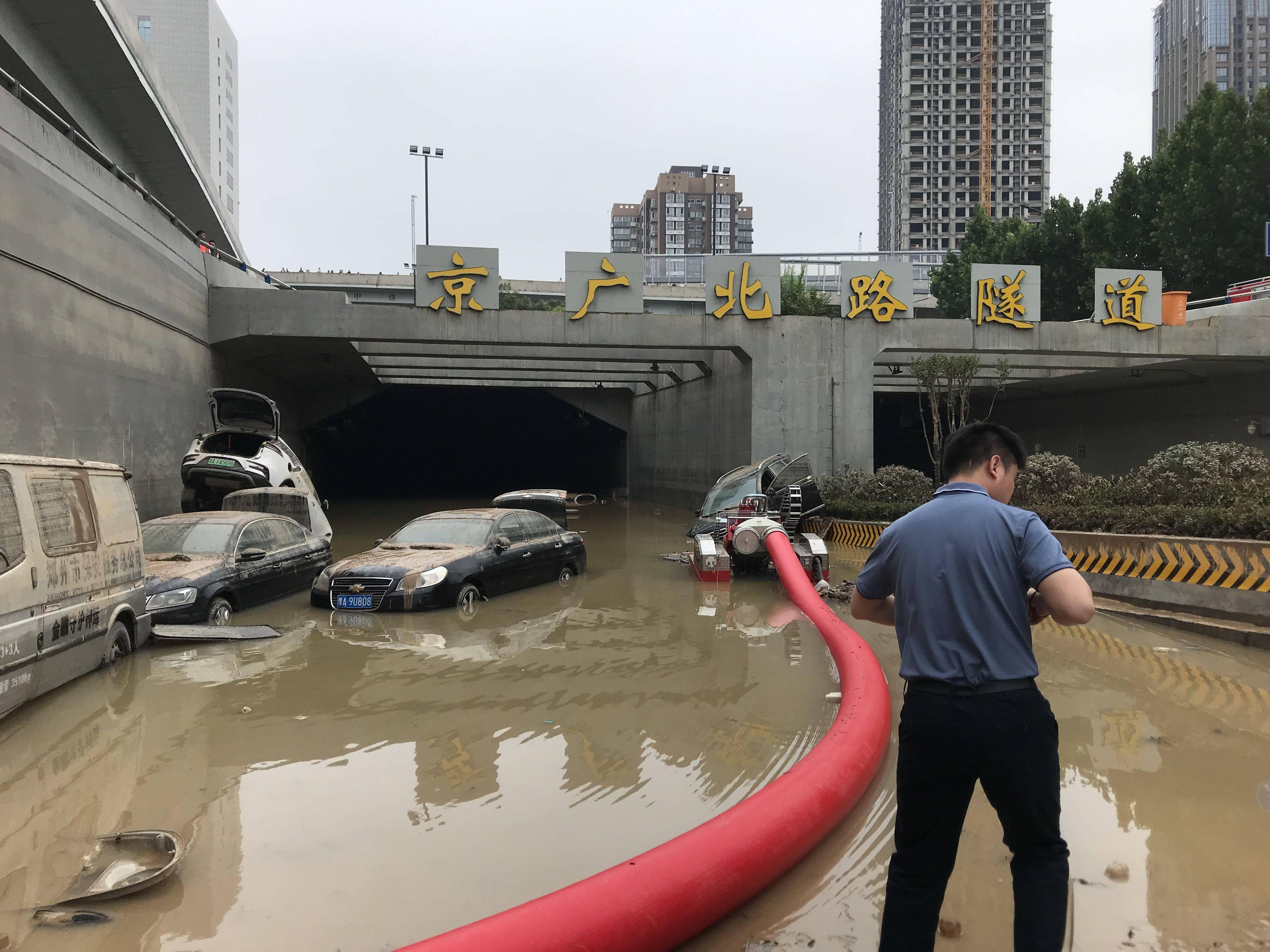 直击京广北路隧道排水:涉水车辆超两百,抽水机连抽两天仍未停