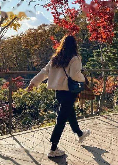 ins@nohkyungim 站着真的不知道摆啥姿势好,那就试试 假装在走路的