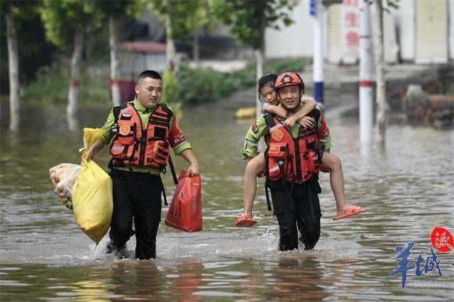 一线直击河南新乡被洪水围困救援队搭建生命之舟转移群众
