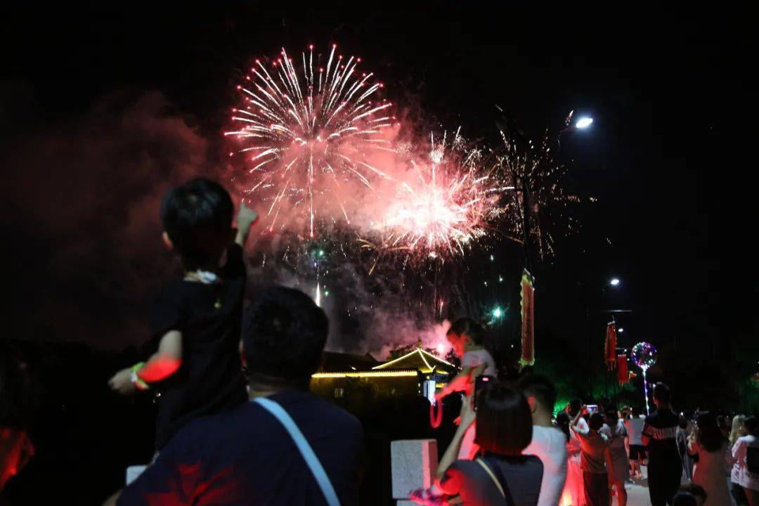 四季夜潍坊鸢都不夜城2021齐鲁酒地美酒不夜城梦幻光影烟花电音节盛大