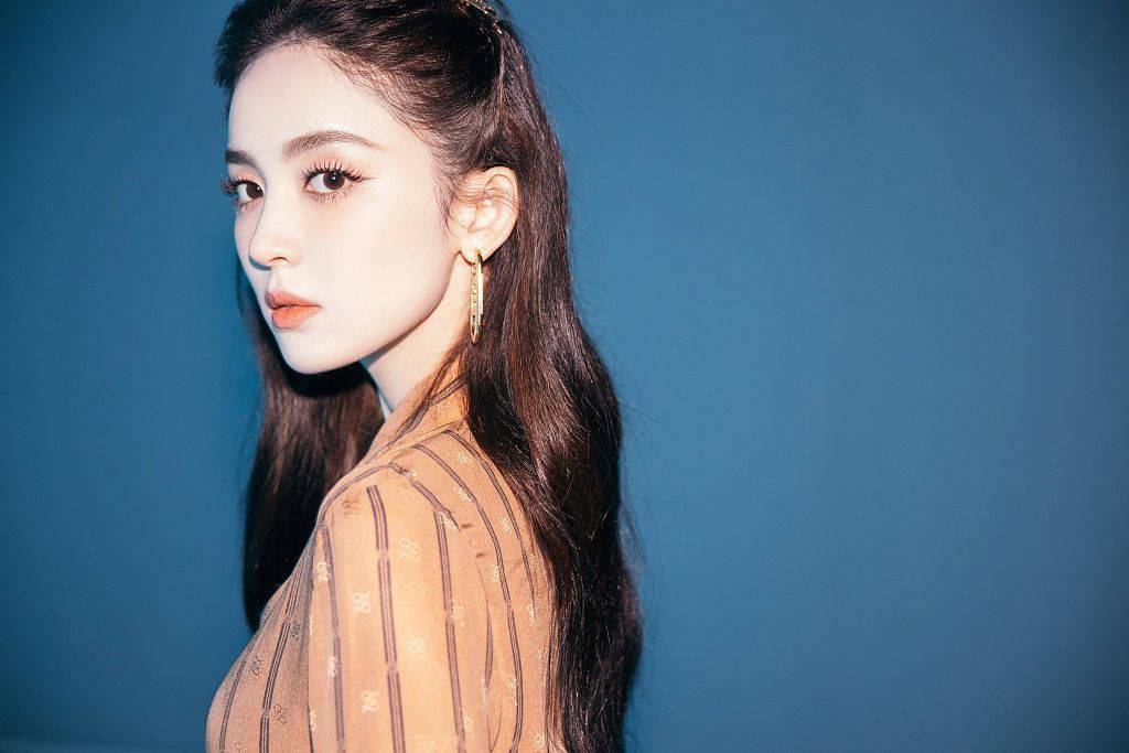 娜扎|娜扎枫糖色造型演绎夏日浪漫 优越颜值配精致编发明艳动人