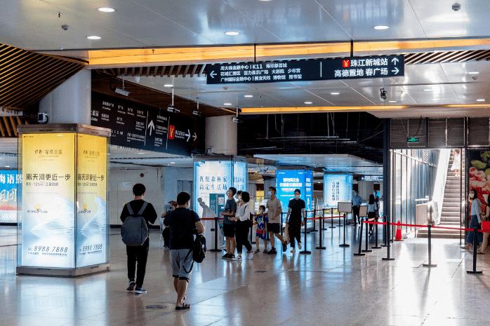 天河又一城紧挨着体育西地铁站e出口!这里的温度只要24.