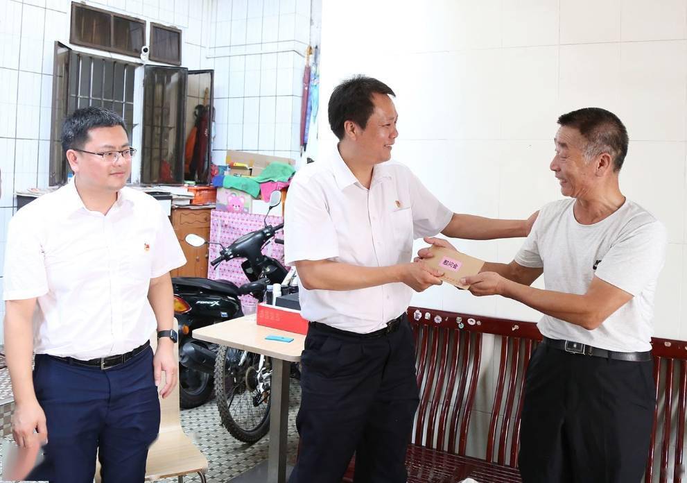 东莞寮步镇委书记叶沃昌率队开展八一走访慰问