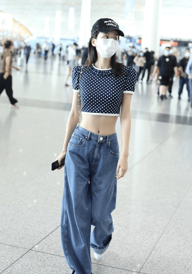 乔欣的腰是真实存在的吗短款上衣配低腰裤好身材让人羡慕